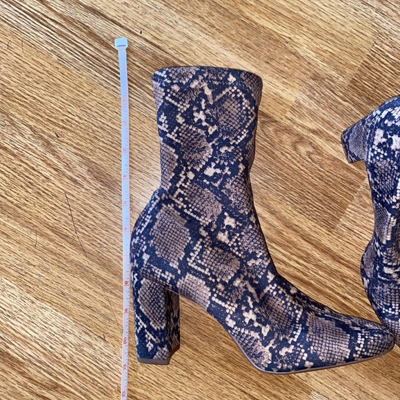 ✨2/$15 H&M 7.5 Snake Print pull-on booties Brown - Picture 13 of 13